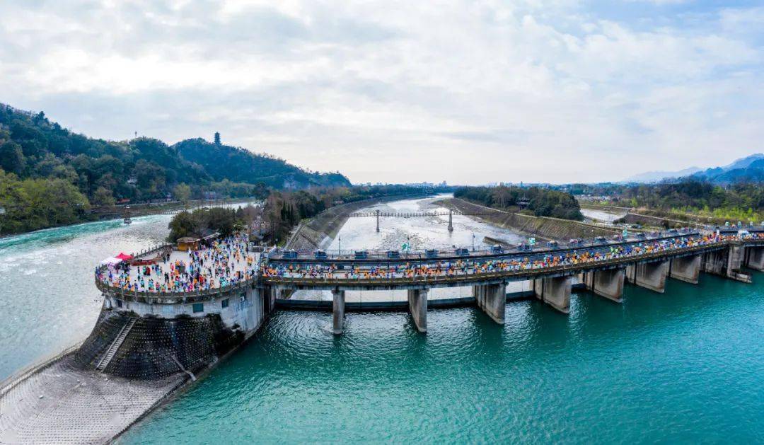 在奔驰中感触感染生命律动 | 都江堰做家眼中的马拉松……