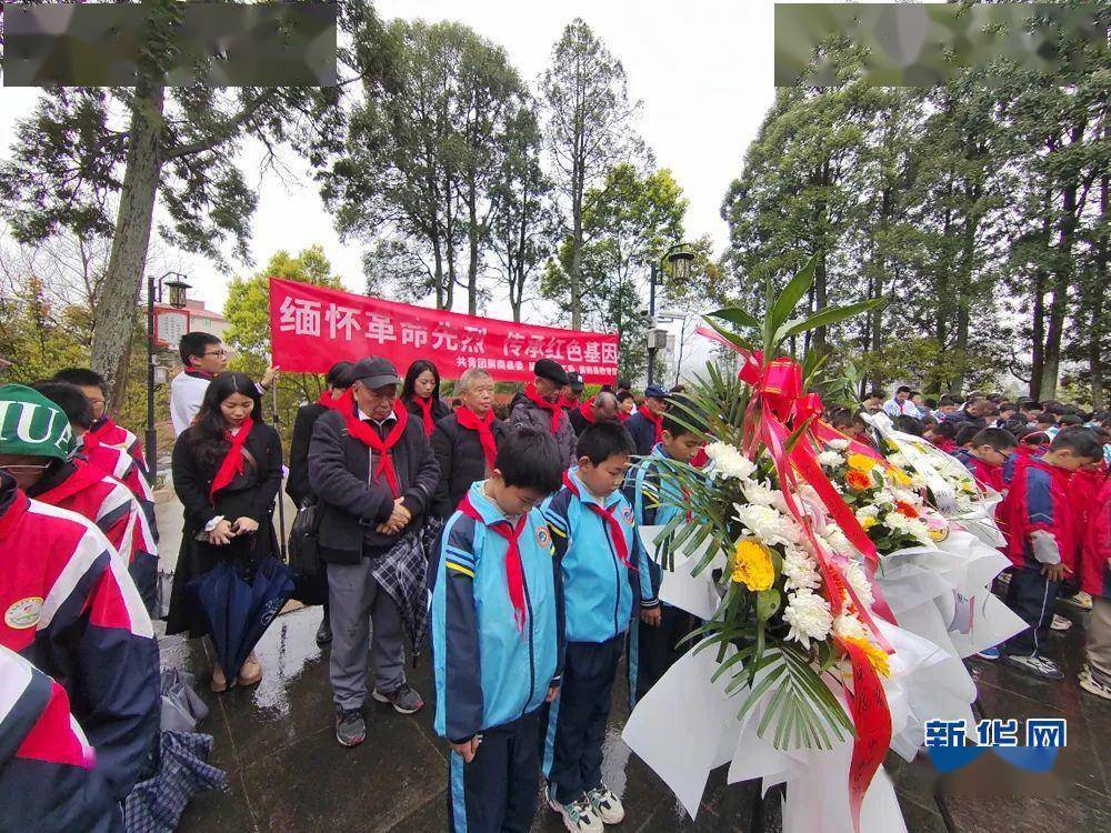 清明节，烈士陈祥榕的墓前摆上了一盒喜糖……