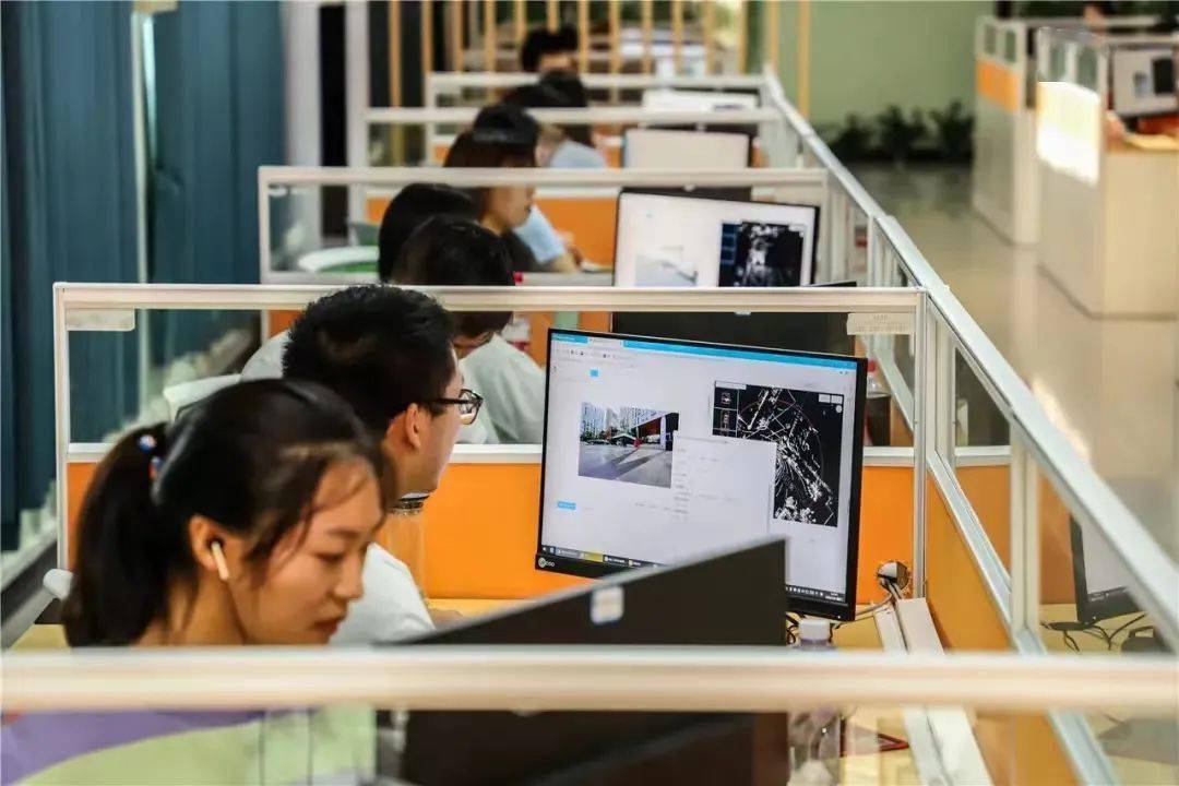 “目前我们总共有60名数据标注师在工作，他们全都是附近的搬迁群众，经
