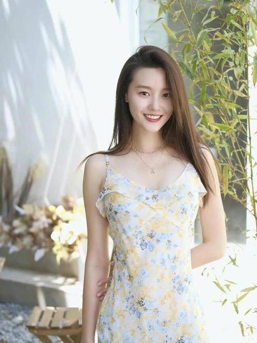 爱游戏平台吊带连衣裙这样穿高级感满满让你尽显清新淡雅的时尚风采(图12)