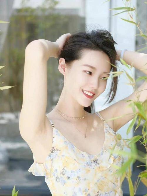 爱游戏平台吊带连衣裙这样穿高级感满满让你尽显清新淡雅的时尚风采(图14)