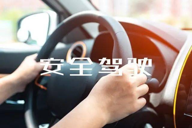 突发！广东汕湛高速重大交通事故:双层大巴车侧翻，事发原因曝光