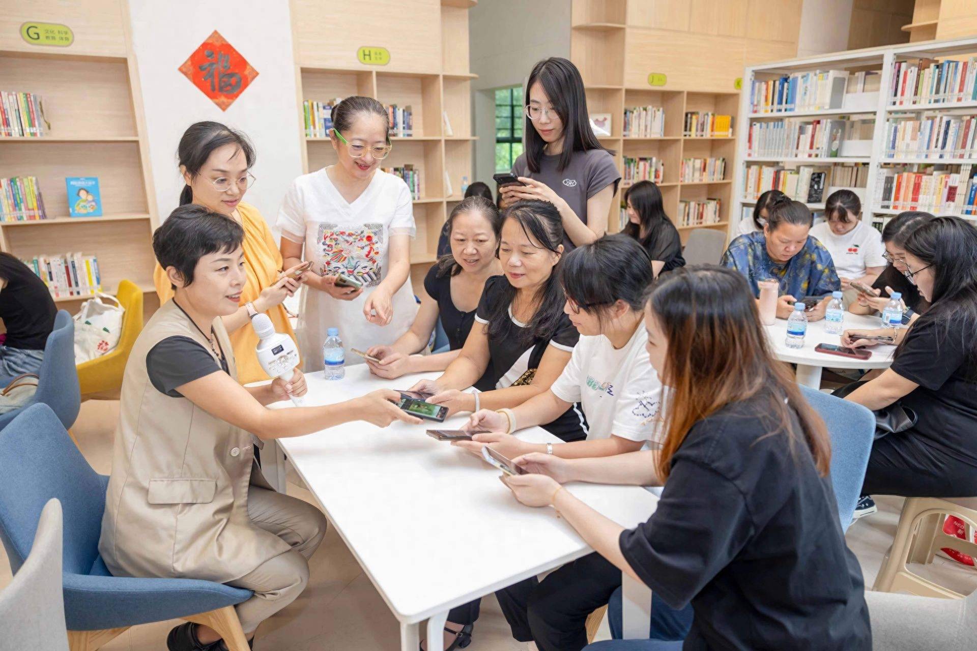 深圳市女摄影家协会举办“手机视频后期剪辑技巧”公益纳米体育培训(图1)