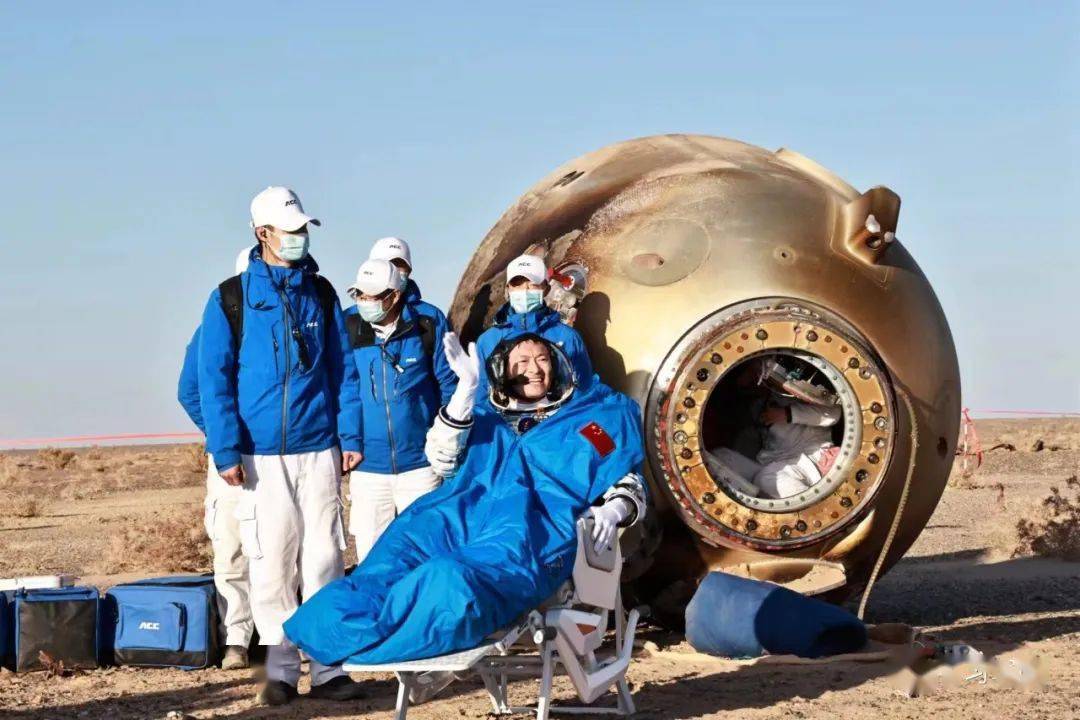 神舟十六号航天员乘组安全顺利出舱