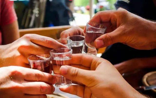 24岁女子，酒后在地铁上X侵两男乘客！所谓“酒后乱性”背后的真相......