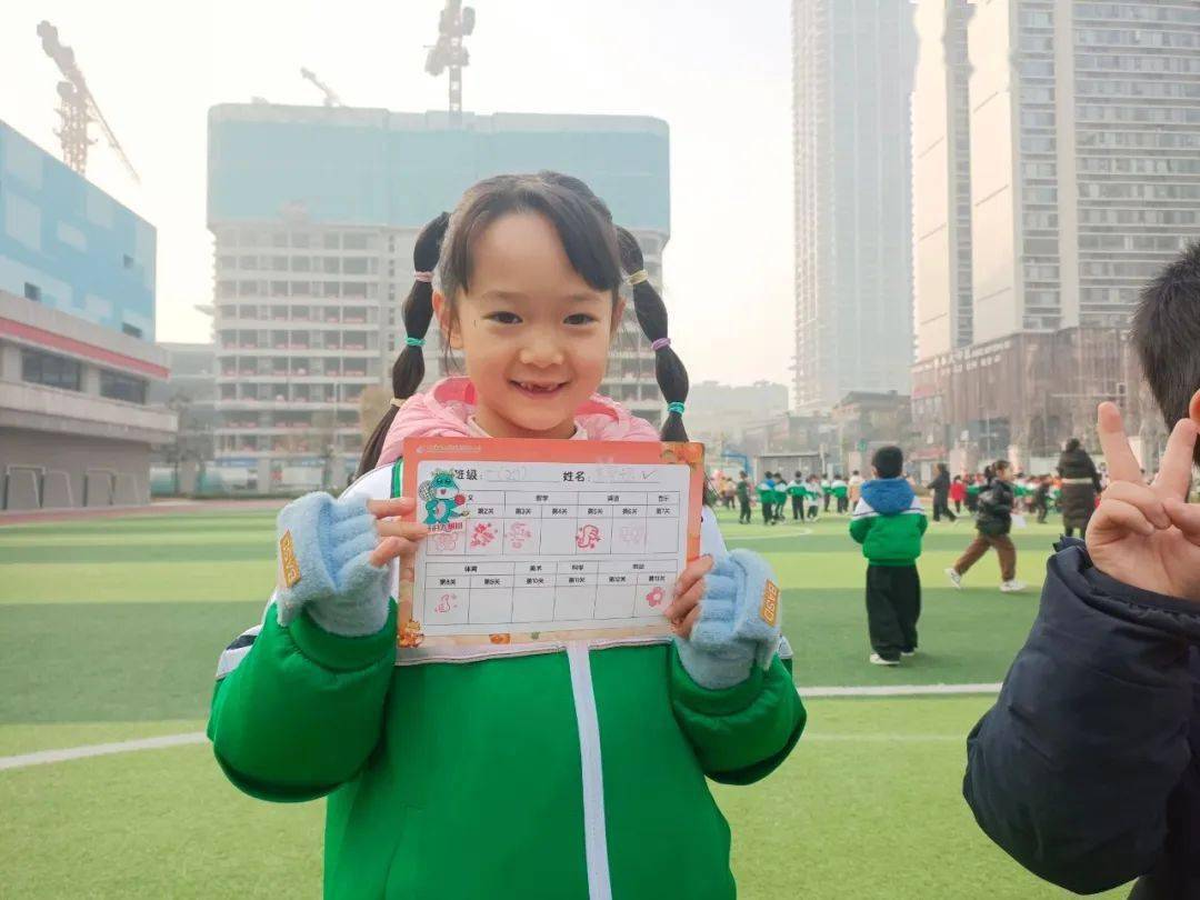 、刘昱辰作品学生任令仪作品学生吴雨墨作品学生叶梓馨作品学生张佑作品▲同学们在活动中兑换到纪念章一笔一