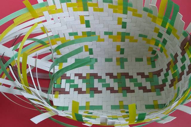 打包带手工编织菜篮子,一定要是双数打底,不然会很费事,4k作品