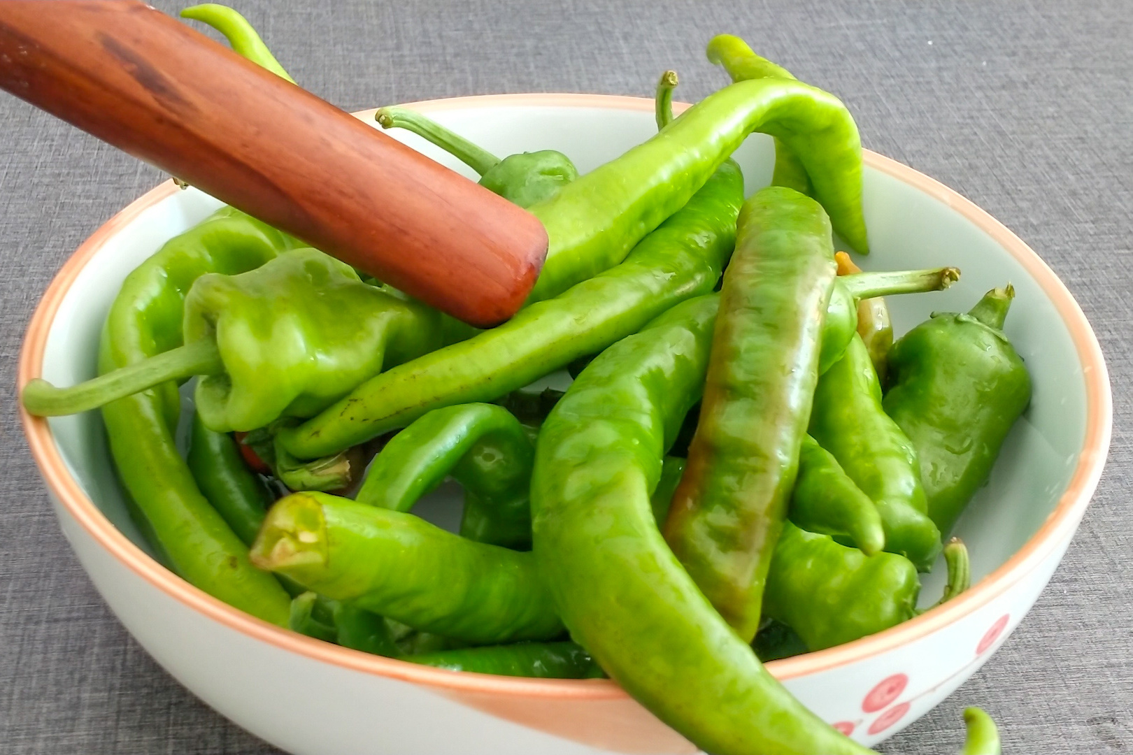 肉炒尖椒时谨记不能直接下锅炒只需多加一步又绿又嫩超好吃