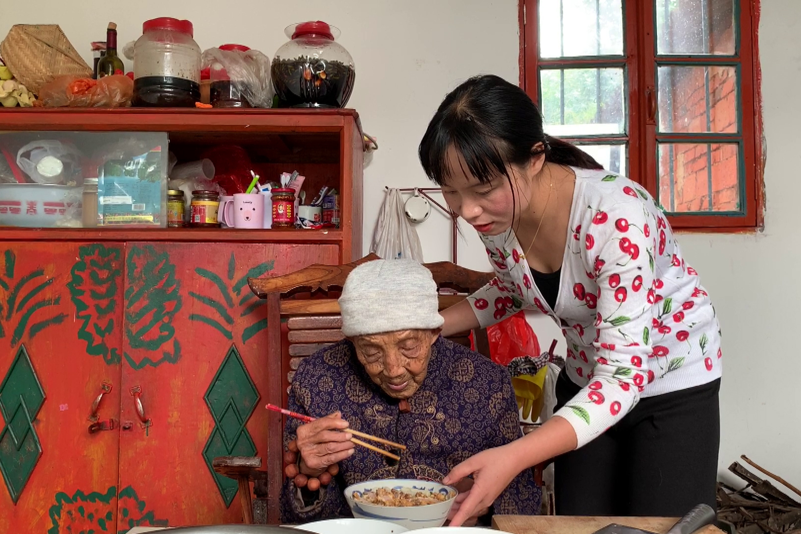 95岁老人去女儿家今天终于回家了看看孙媳妇如何对待奶奶