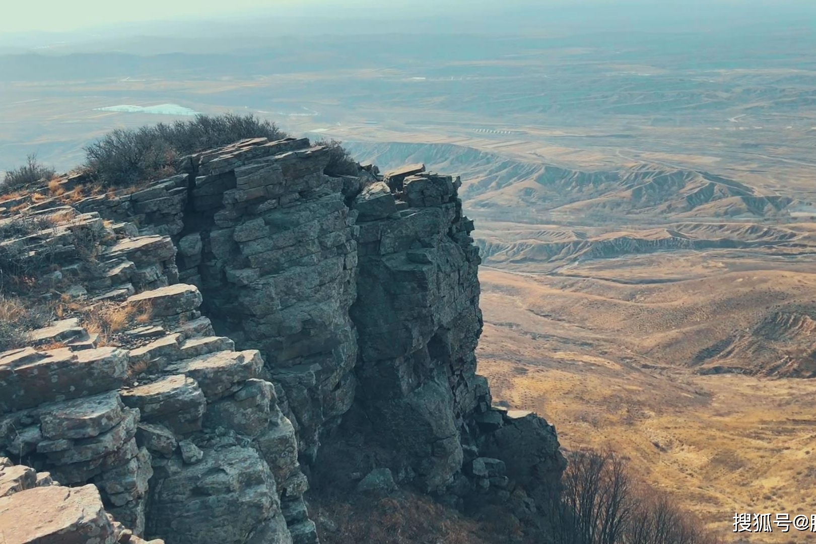 张家口附近好玩个地方鱼儿山听说山上有神仙下棋的棋盘