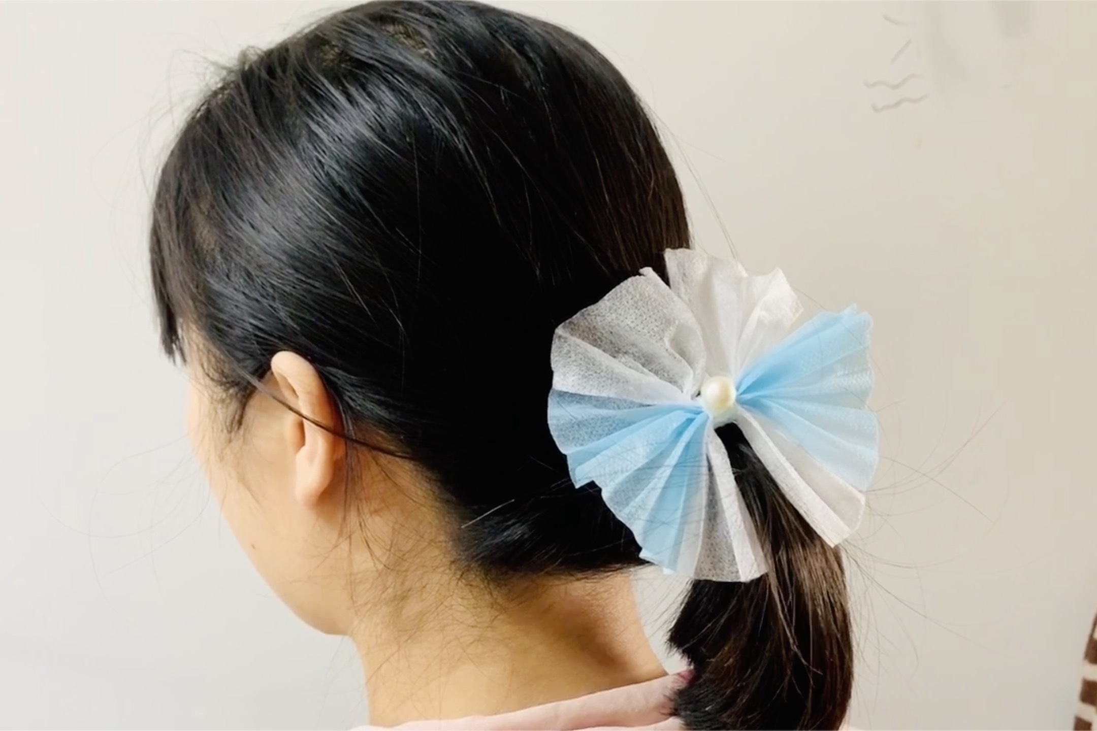 口罩巧变漂亮头绳,几个步骤超简单,和朋友一起戴起来!