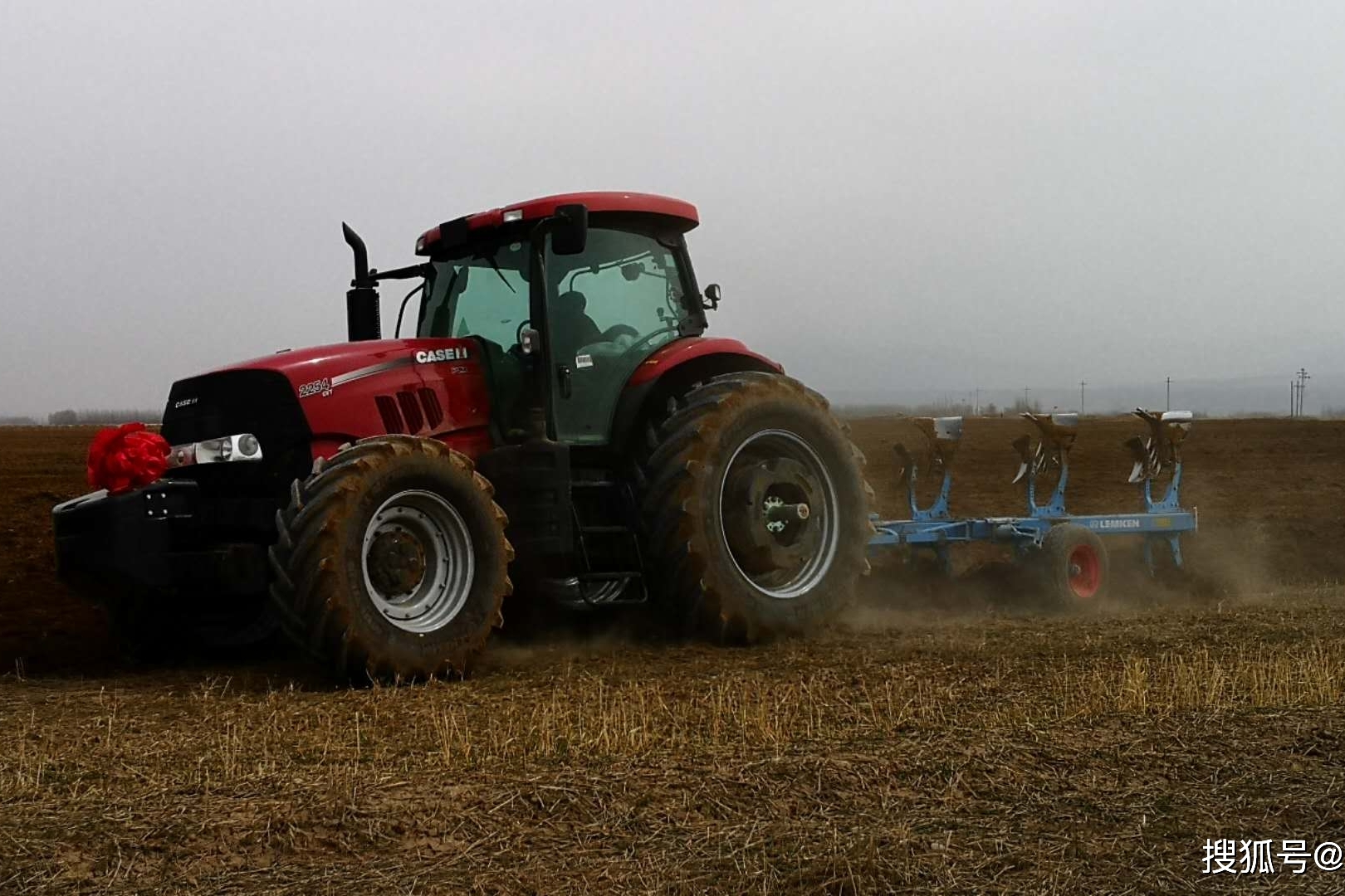 凯斯2254拖拉机配雷肯八系四铧犁犁地