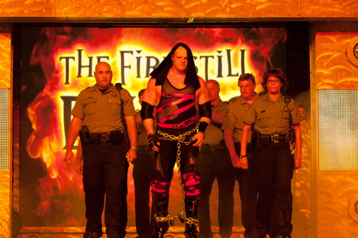 wwe红魔凯恩怒秒罗曼亲哥最后却被太子爷差点杀掉