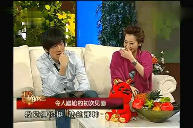 胡歌坦言第一次见白冰时很尴尬,还说人家穿的太性感不敢看人家