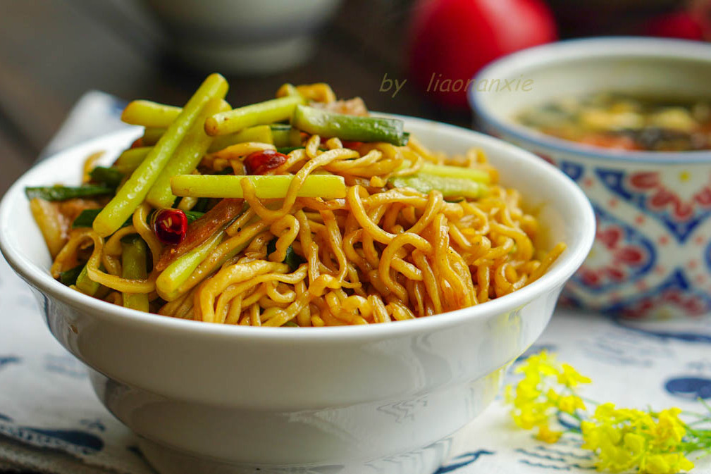 河南人做蒸面条 一蒸一焖最入味 春天用这菜 比豆角好吃 叫法