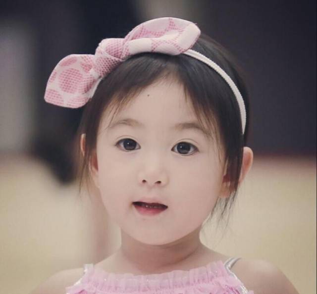 有一种"整容式"的长大叫奥莉,大国字脸小眼睛,越来越像李小璐了!