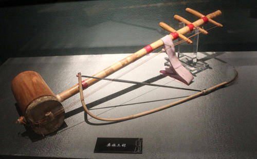 清代《律吕正义后编》:"提琴,四弦