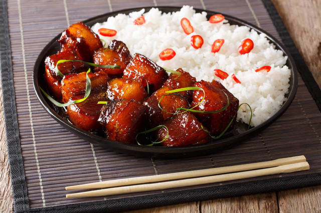 红烧肉盖浇米饭 罐罐肉,肥而不腻 川菜摆"九大碗"