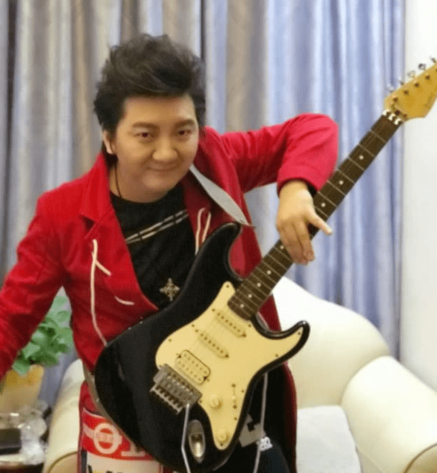 原创 他15年前靠一首歌红了2年,赚的钱花到现在,还有两台劳斯莱斯!