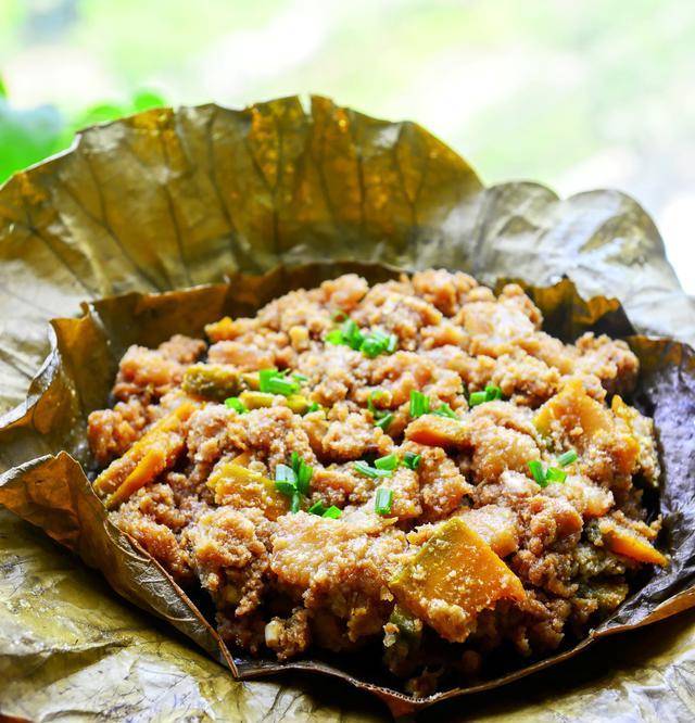 原创 三伏天来一份软糯香浓的荷叶粉蒸肉,荷叶的清香似乎带来阵阵清凉