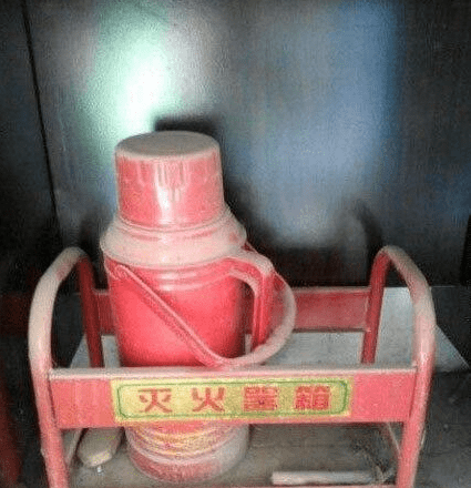 原创 开心搞笑一刻:是谁把热水壶当灭火器放在这里的?