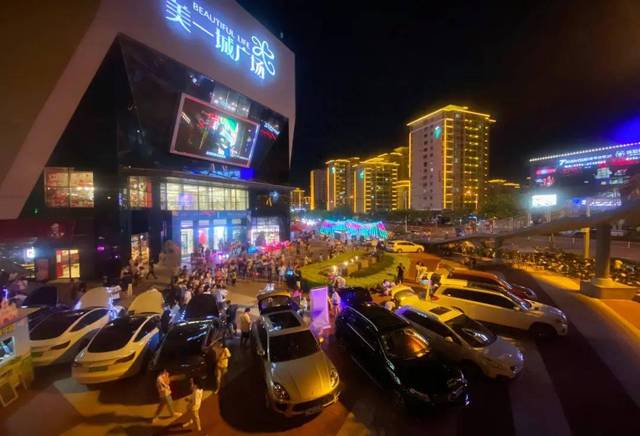 为营造现场的氛围,美一城广场还准备了精彩的舞台