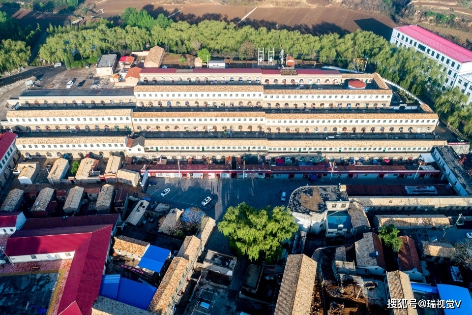 到山西省晋中市昔阳县参观游览"农业学大寨"的大寨