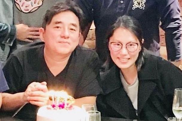 原创 吕方小16岁妻子挺孕肚公开露面,不枉相伴多年被宠成女王一脸幸福