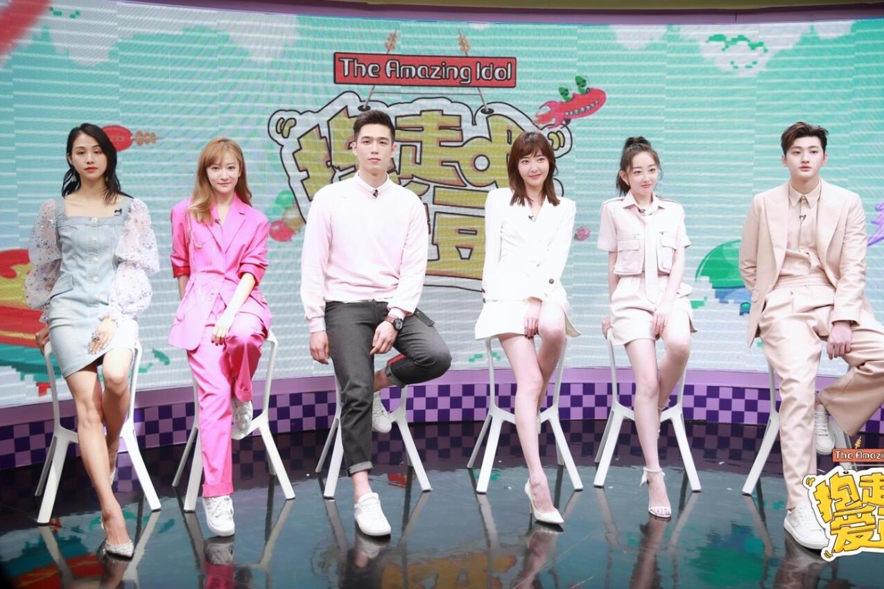 蒋梦婕刘特情侣装现身 大谈接吻甜蜜瞬间