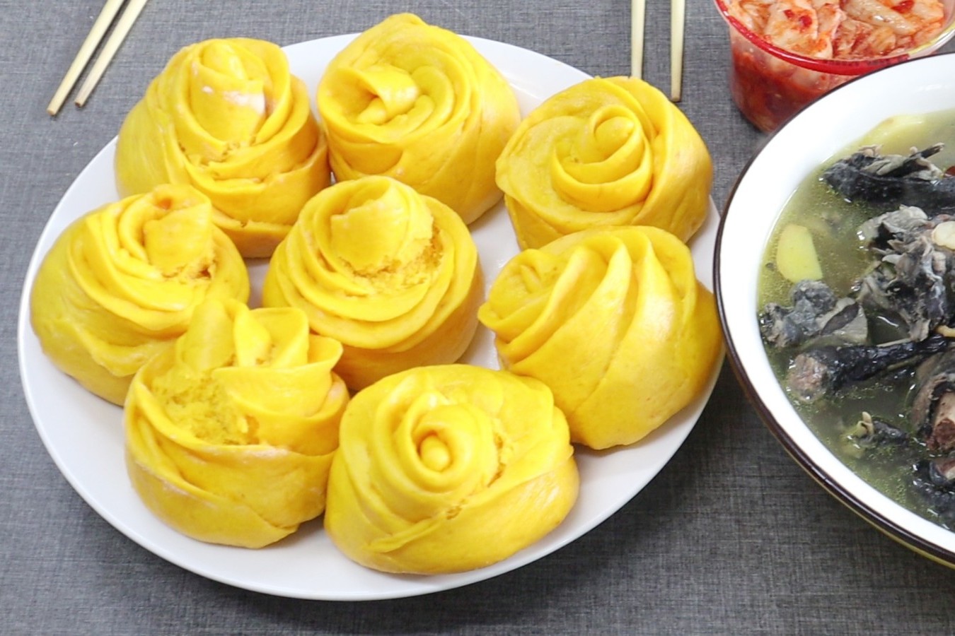 原创 馒头换个花样吃,教你南瓜馒头新做法,做法简单又美观,暄软还香甜