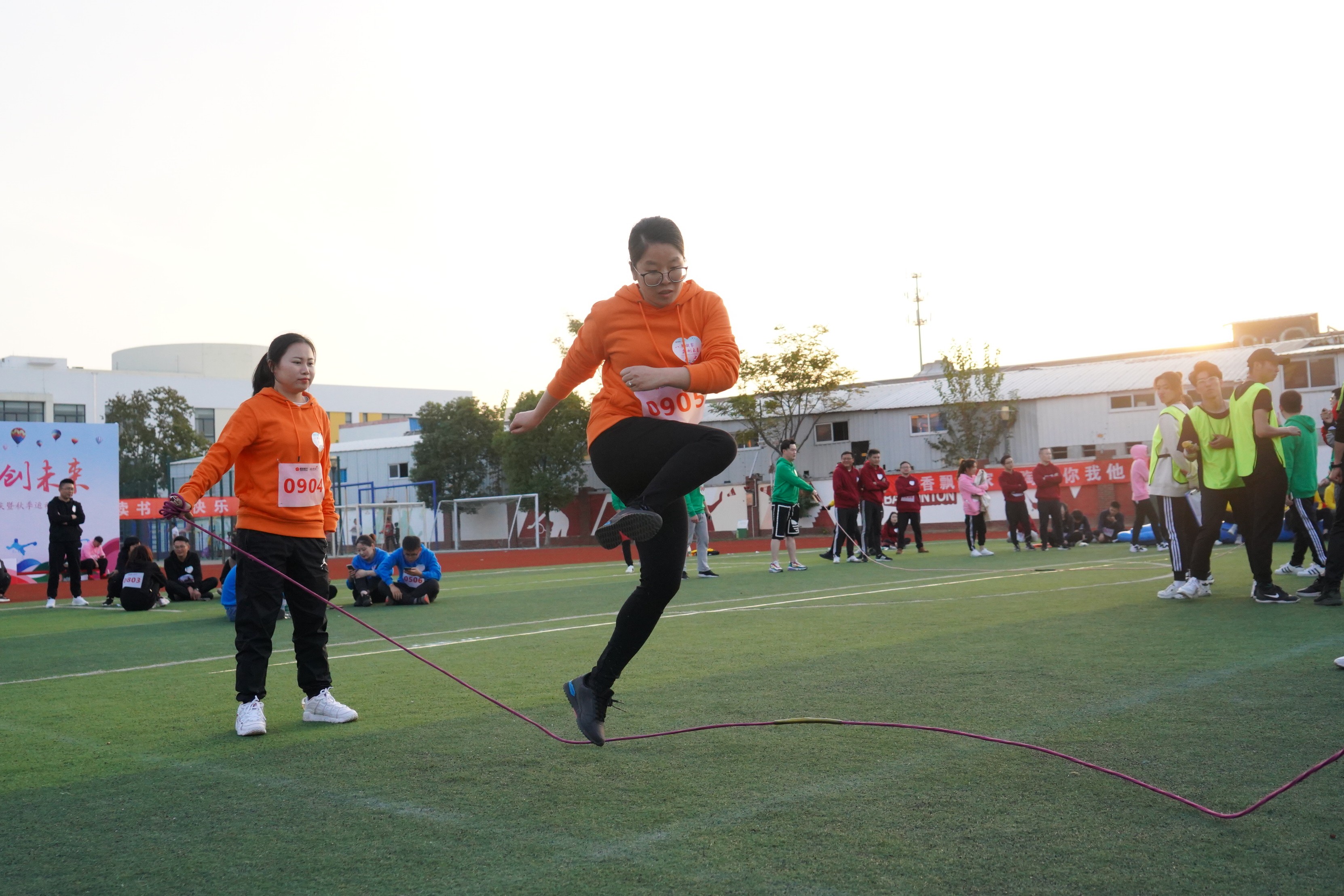 游戏智囊带你玩转经典团体户外拓展活动1000例之团队跳绳