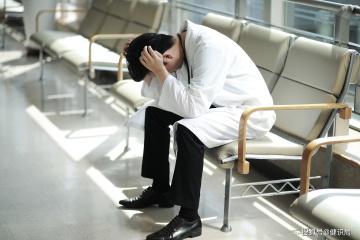 爱尔眼科创始人陈邦绕不开的“冰山”：不断陷入