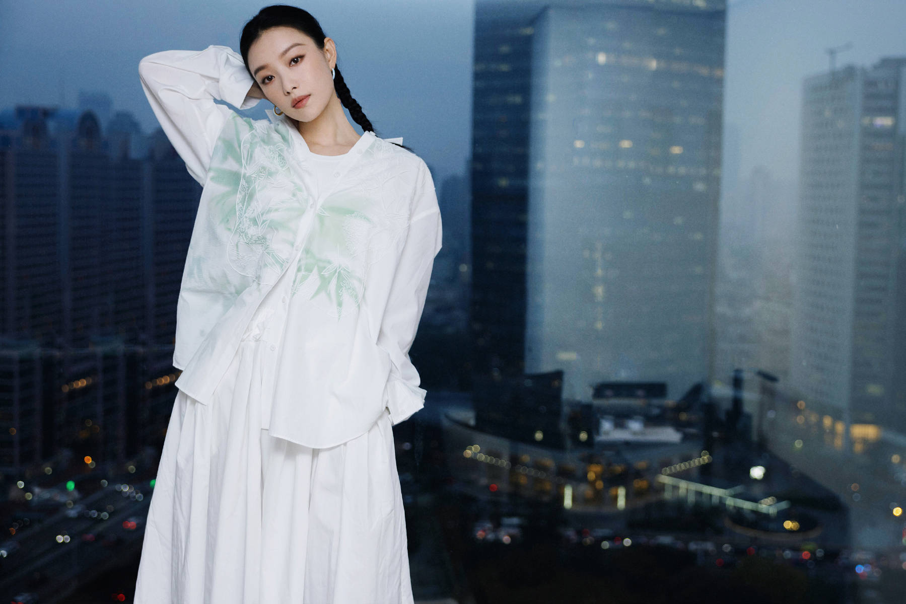 倪妮素雅新中式造型温润如玉与城市夜景同框好美