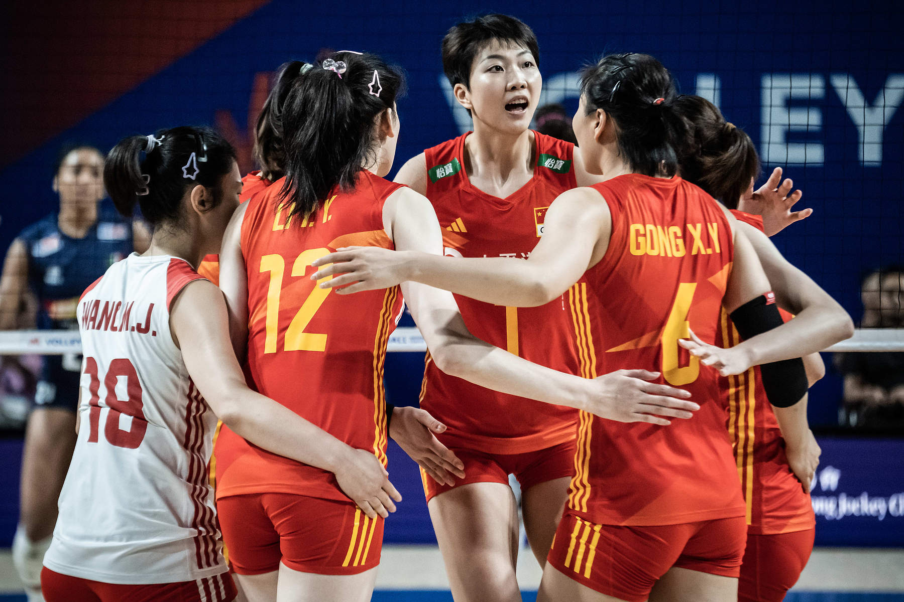 组图:女排世联赛中国vs意大利 袁心玥网前扣杀