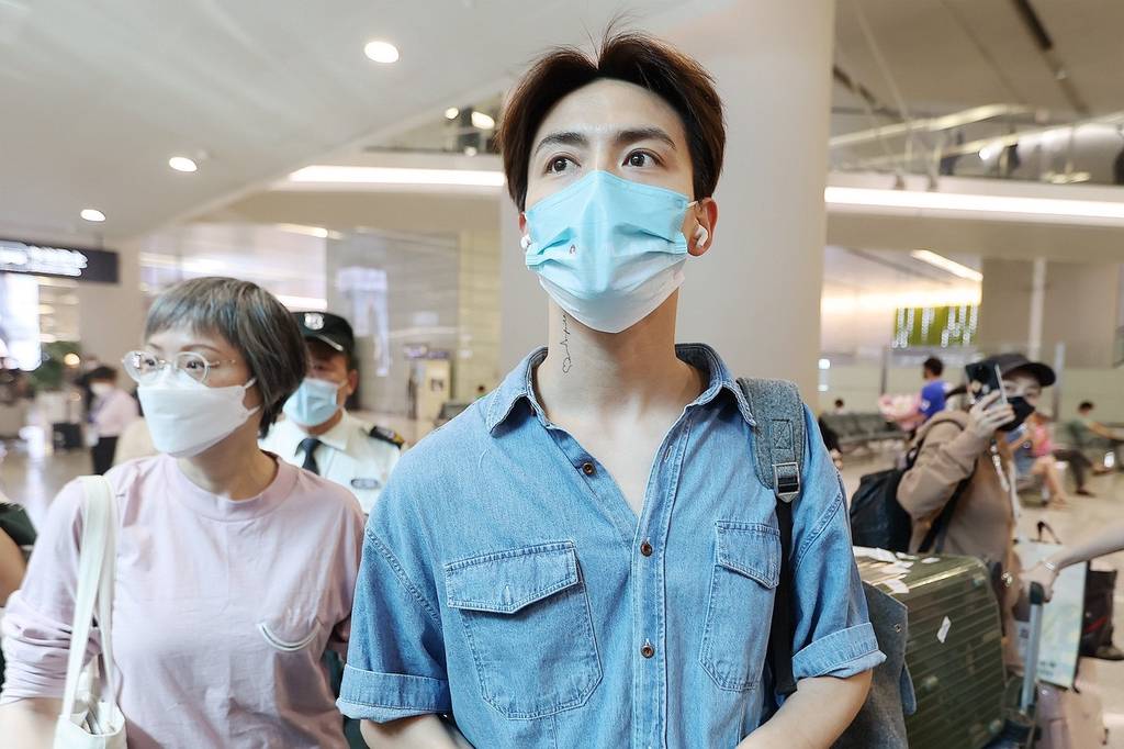 马天宇穿牛仔衬衫现身上海机场