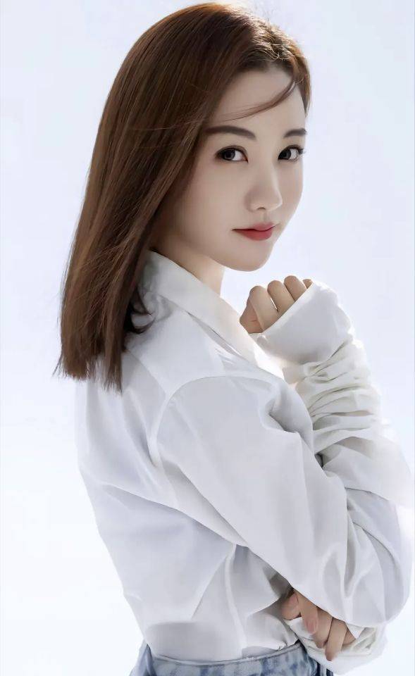 女星杨蓉时尚写真靓丽姣美五官端正