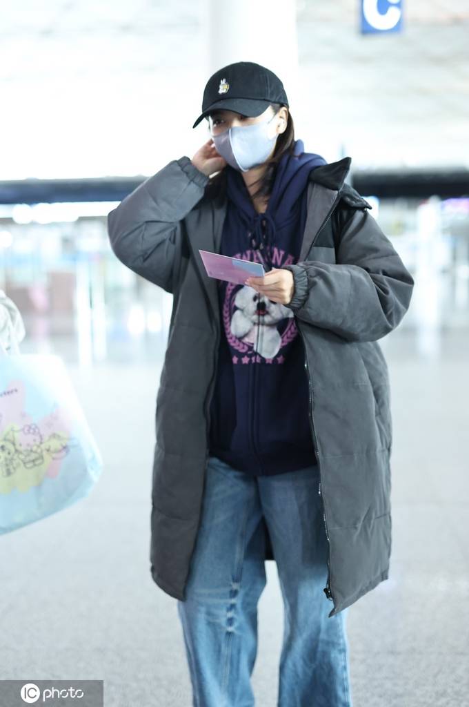 姜珮瑶现身北京机场羽绒服内搭连帽卫衣休闲保暖