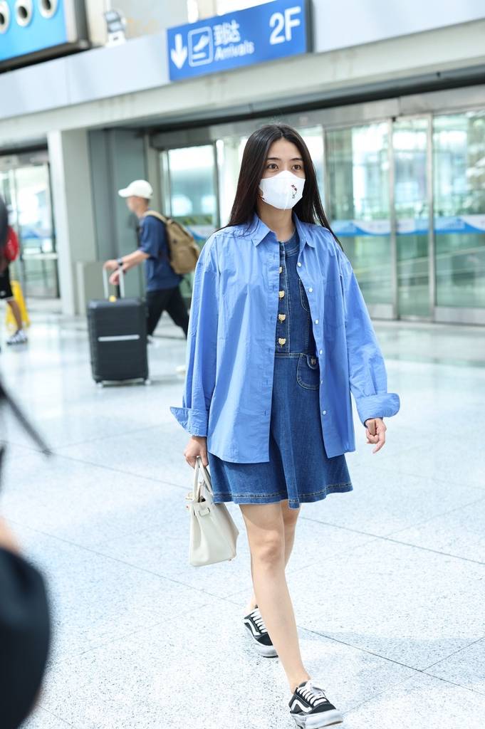 梁洁现身北京机场牛仔叠穿造型时尚简约