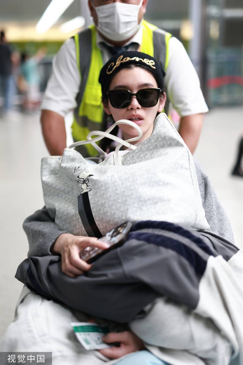 奚梦瑶坐轮椅现身上海机场面色疲惫疑似节目受伤