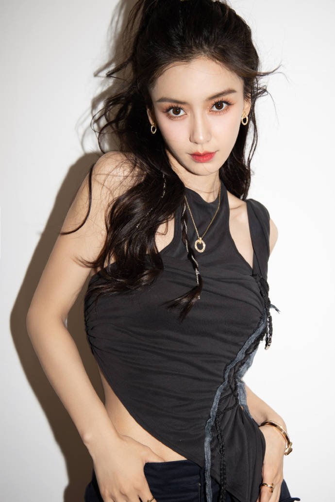 搜狐娱乐讯 7日晚,angelababy一组最新写真美照释出,她身穿黑色露肩