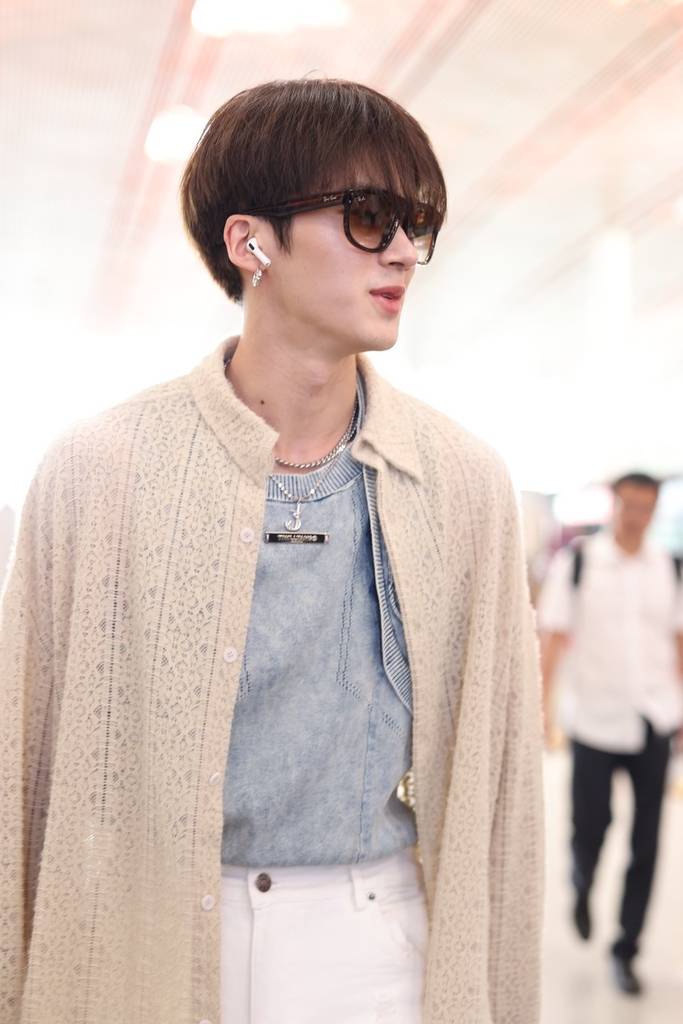 闫桉现身北京机场身着米色外套时尚帅气