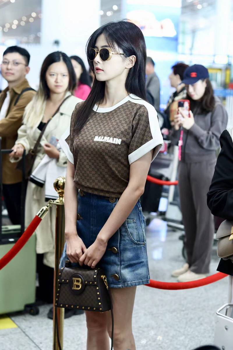 白鹿启程巴黎时装周t恤短裤摩登女郎范满满