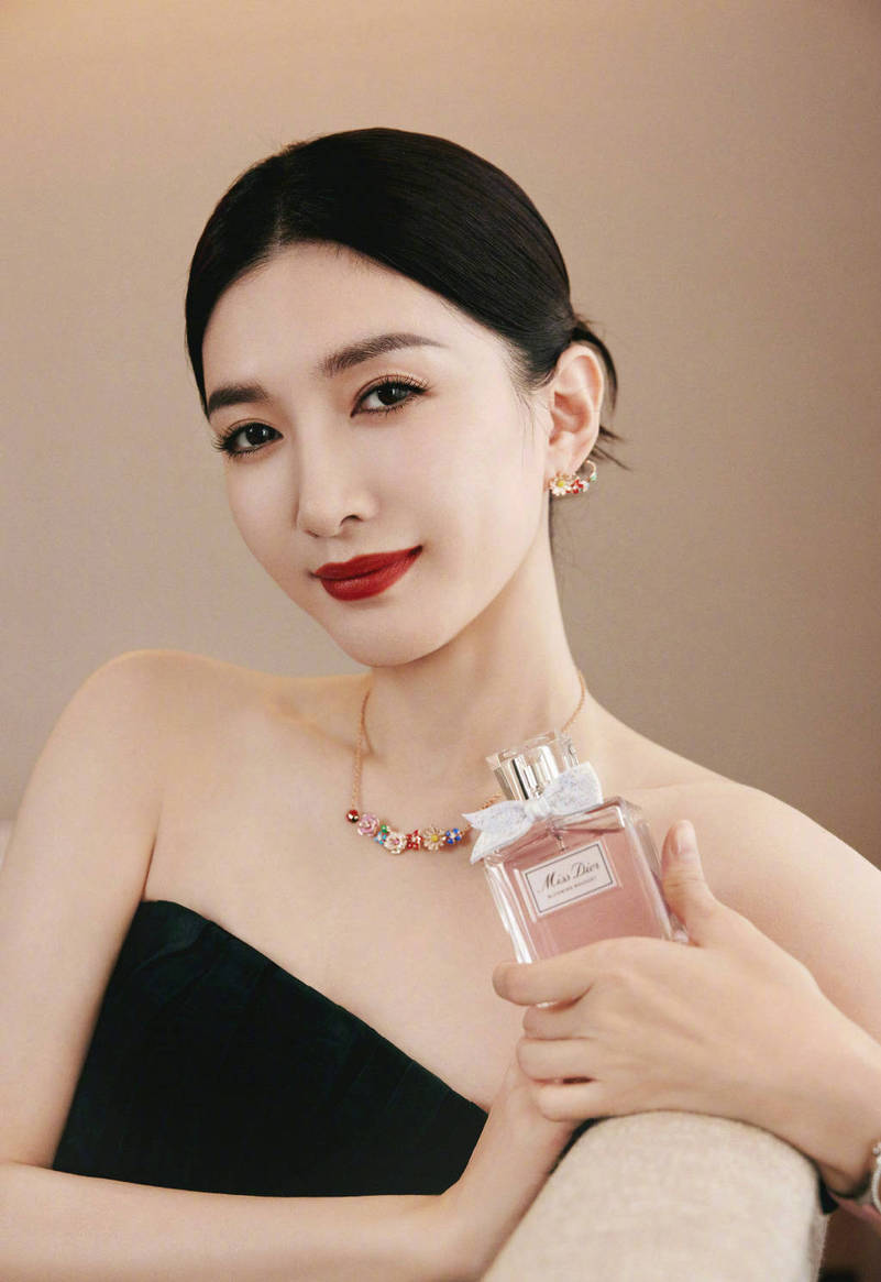 江疏影穿黑色抹胸裙优雅靓丽低盘发造型利落飒气