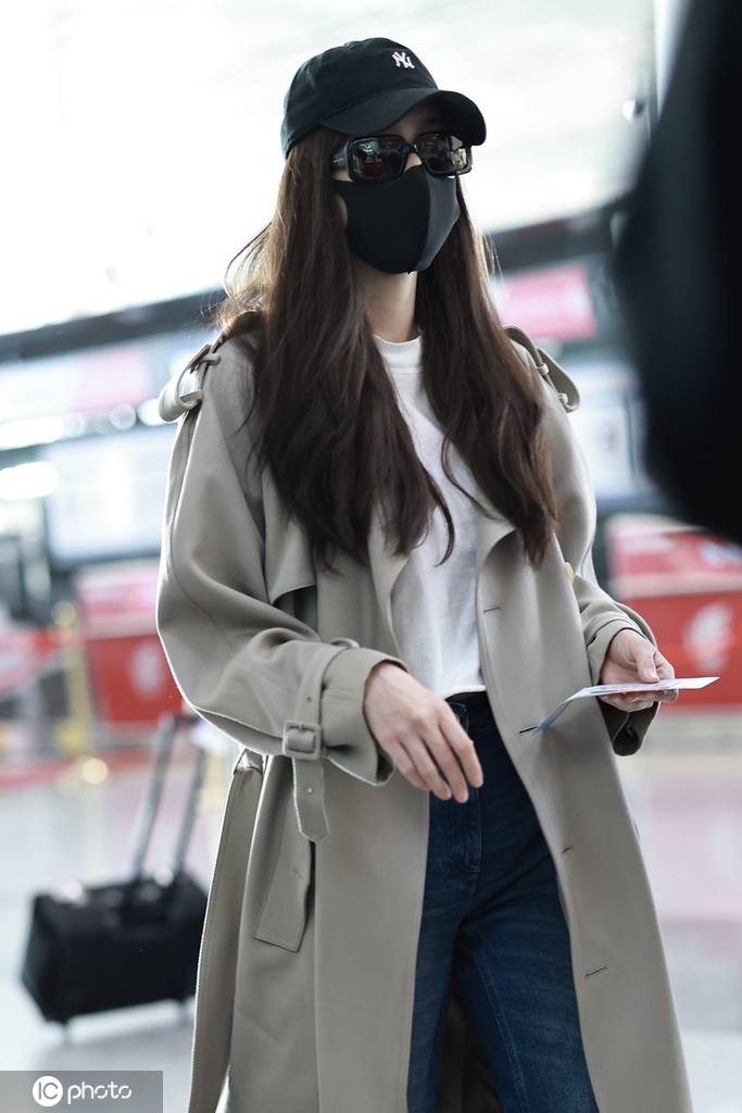 古力娜扎北京机场出发卡其色风衣气质时尚