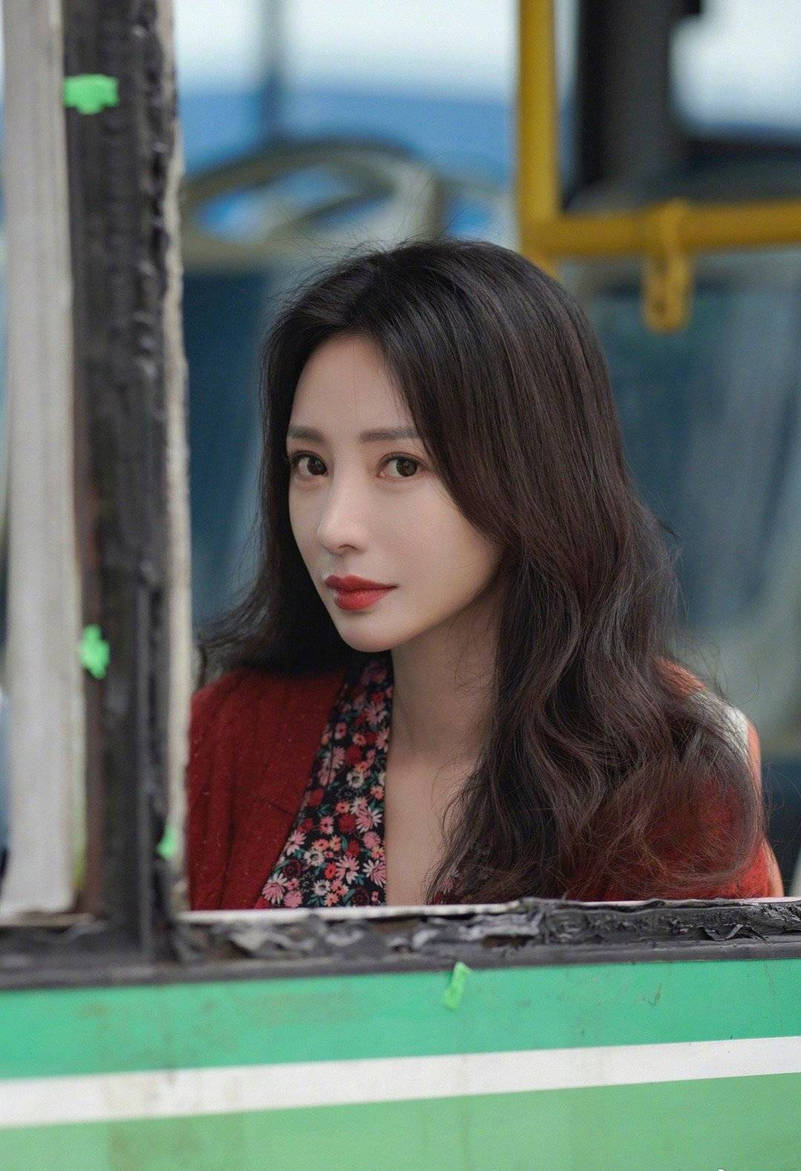 柳岩穿碎花裙外搭针织衫优雅甜美状态佳