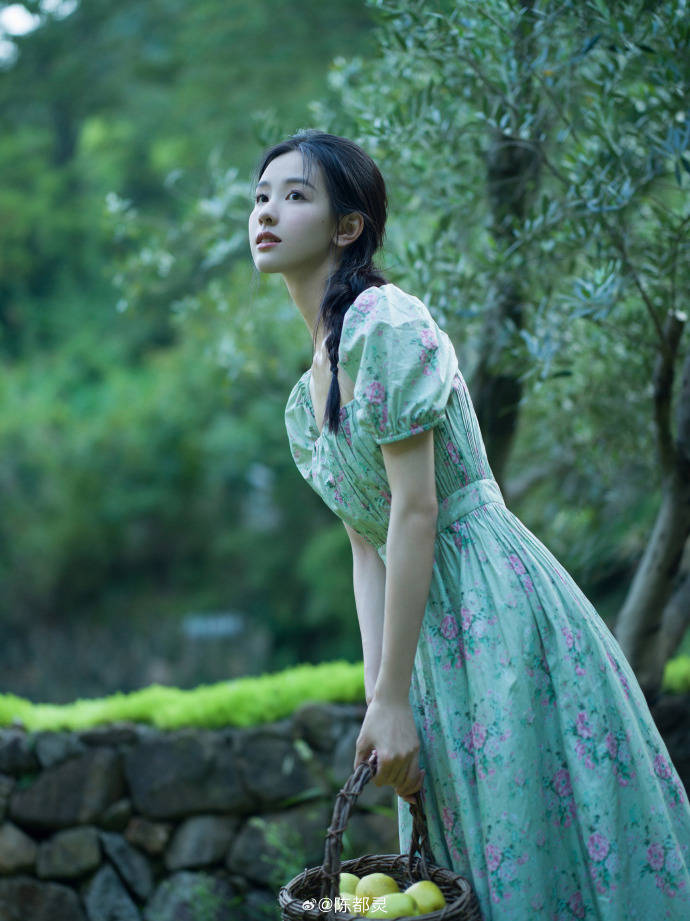 陈都灵近日以麻花辫造型拍摄了一组写真