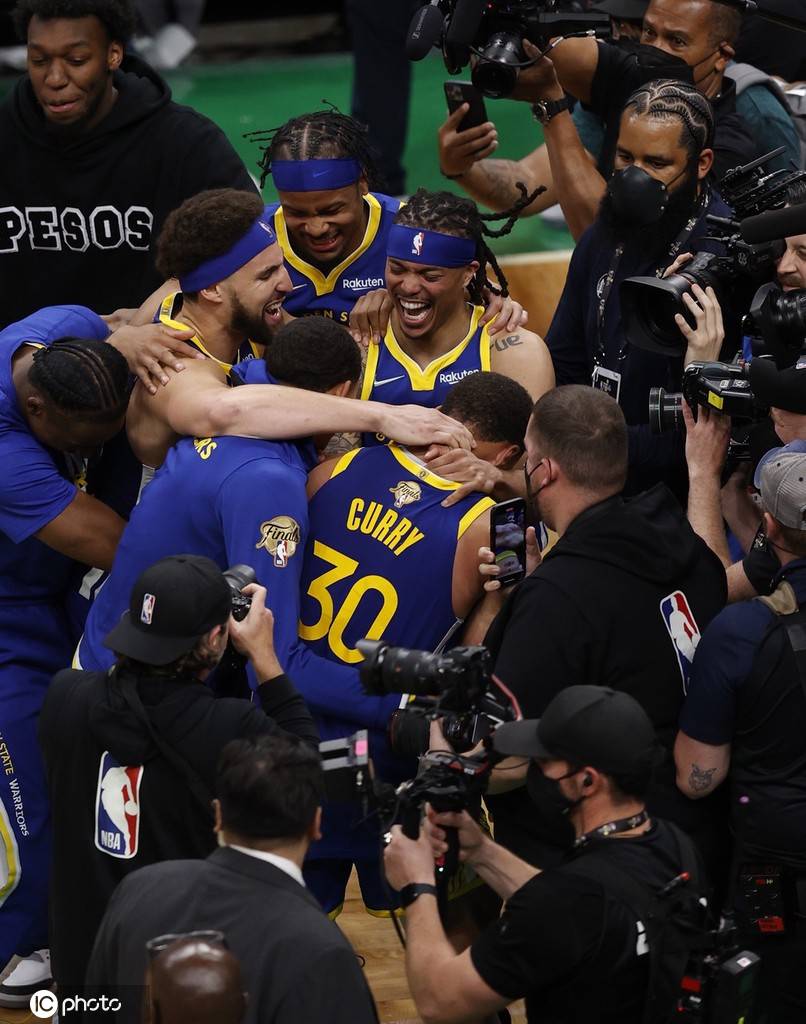 高清图勇士全队相拥庆祝总冠军库里激动掩面