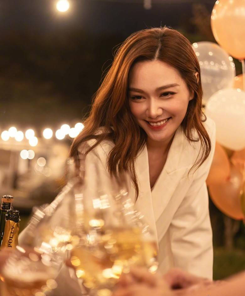 汤洛雯举办婚前单身派对手捧鲜花洋溢幸福笑容