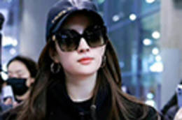 刘亦菲出发巴黎时装周 马丁靴搭墨镜好酷