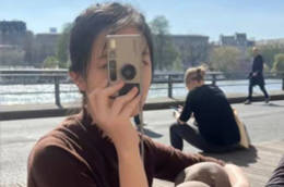 王菲和女儿李嫣巴黎野餐 超接地气